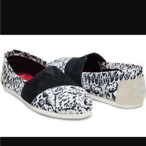 Toms Prabal Gurung(left heel discoloration)